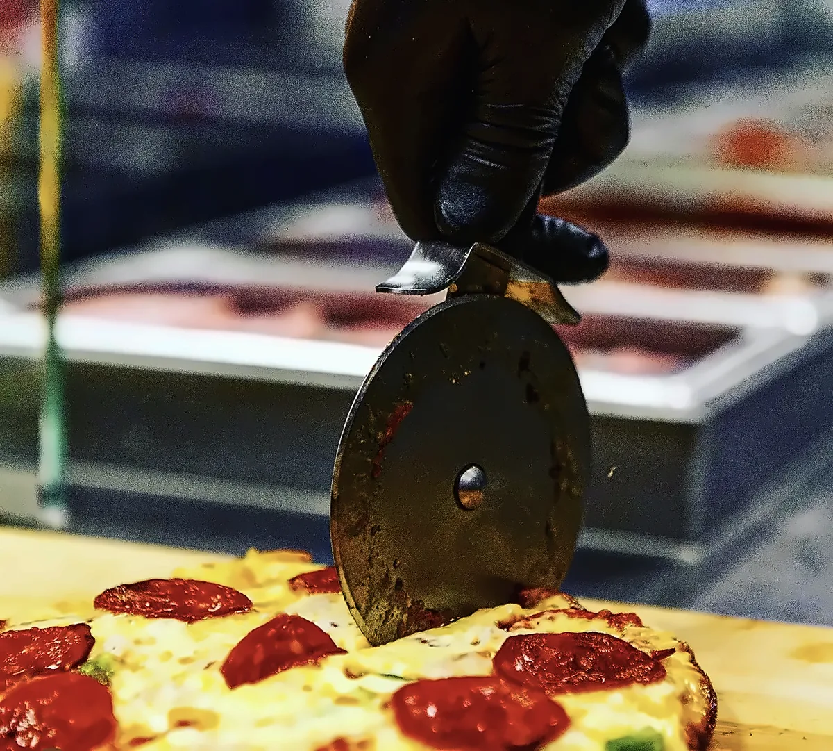 Κόφτης πίτσας κόβει πίτσα pepperoni